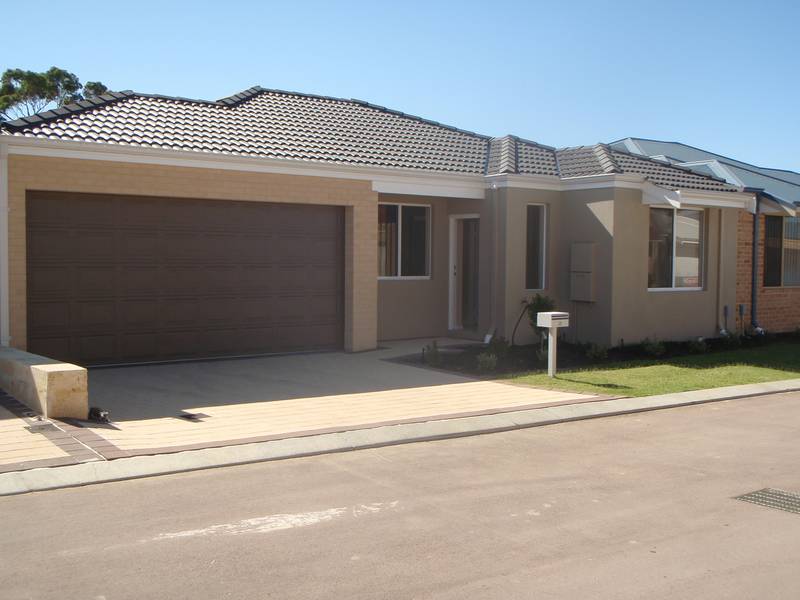 Easy Care, Easy Living! - SECOND CHANCE BACK ON MARKET!! Picture 1