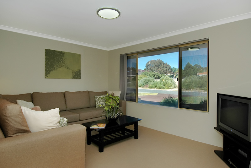 RENOVATED THROUGHOUT PLUS BIG WORKSHOP Picture 2