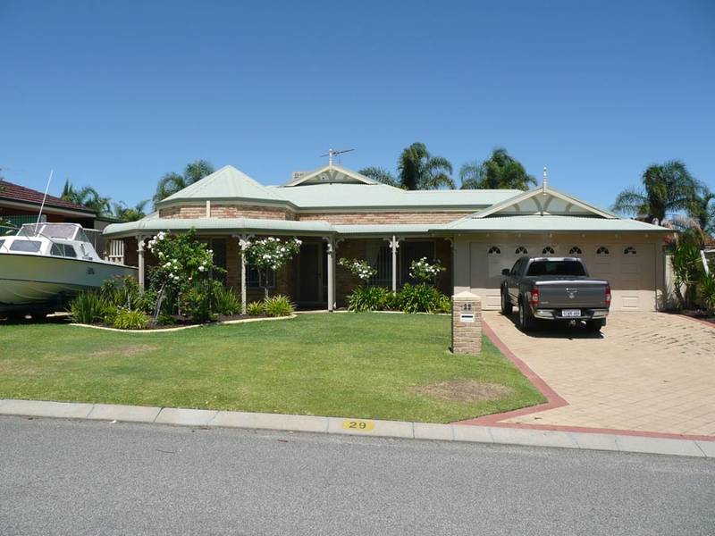 BIG BEDROOMS PLUS SWIMMING POOL Picture 2