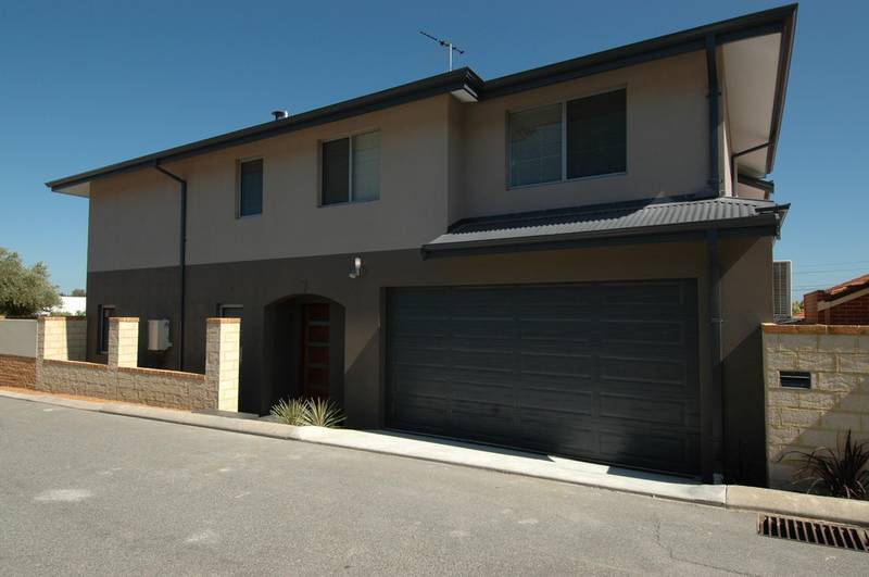 BRAND NEW TOWNHOUSES!! LOCATION LOCATION! Picture 1