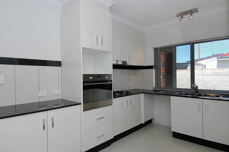 GOING FAST! HURRY IN! Picture 3