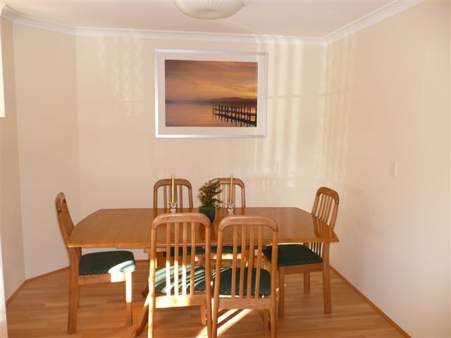 EX - COLLIER DISPLAY HOME Picture 3