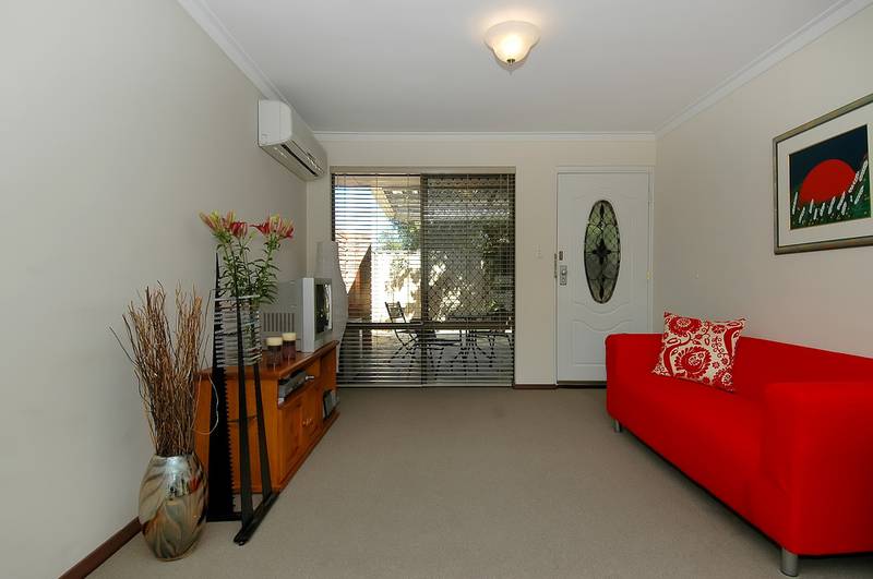 NEW TO MARKET! A BEAUTY! Picture 1