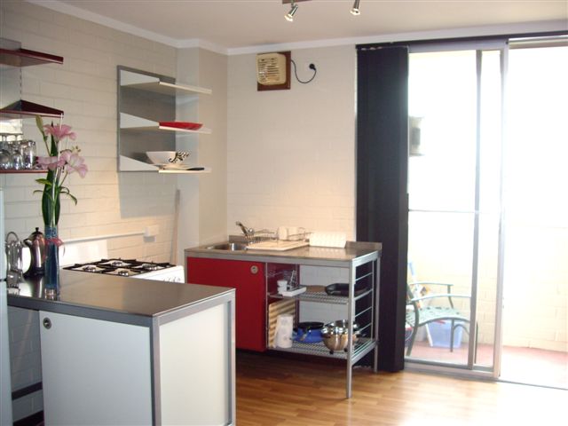 FULLY FURNISHED AND EQUIPPED Picture 2