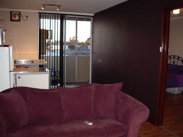 FULLY FURNISHED AND EQUIPPED Picture 3