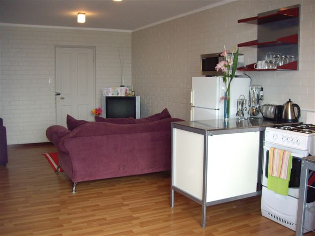 FULLY FURNISHED AND EQUIPPED Picture 1
