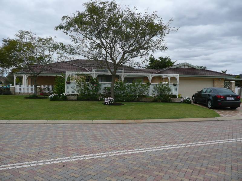 MASSIVE 796 SQM BLOCK WITH
BEAUTIFUL LAKE VIEWS Picture 2