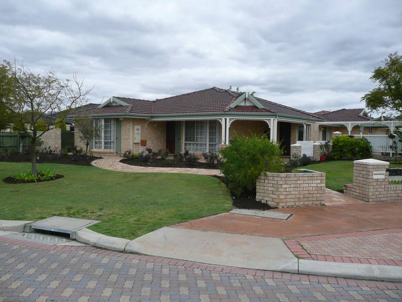 MASSIVE 796 SQM BLOCK WITH
BEAUTIFUL LAKE VIEWS Picture 1