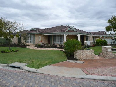 MASSIVE 796 SQM BLOCK WITH
BEAUTIFUL LAKE VIEWS Picture