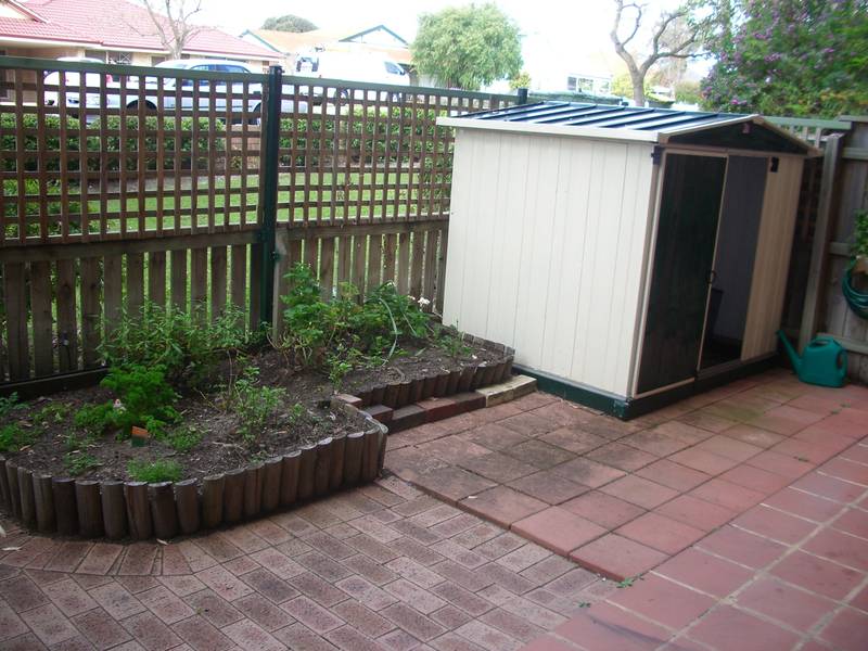 GROUND FLOOR UNIT WITH COURT YARD - AVAILABLE NOW!! Picture 1