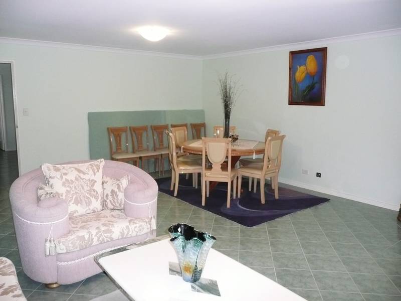 MASSIVE LIVING AREAS AND BIG BEDROOMS Picture 3