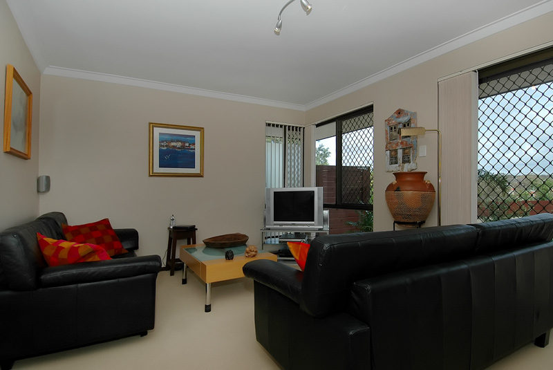 UNDER OFFER Picture 3