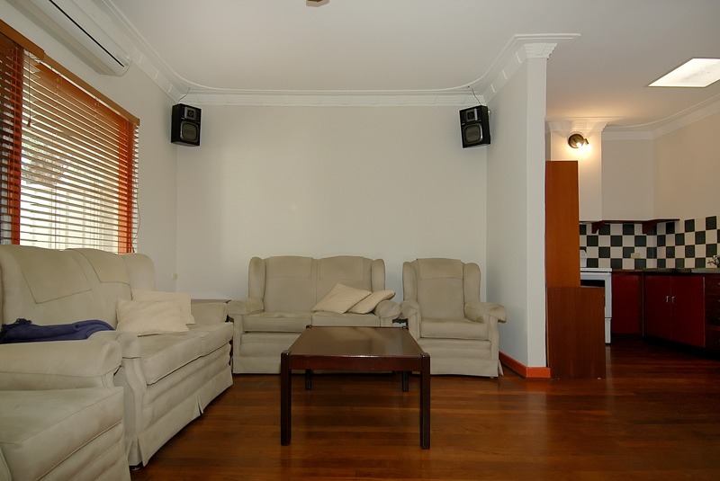 SUPER LOCATION!! Picture 3