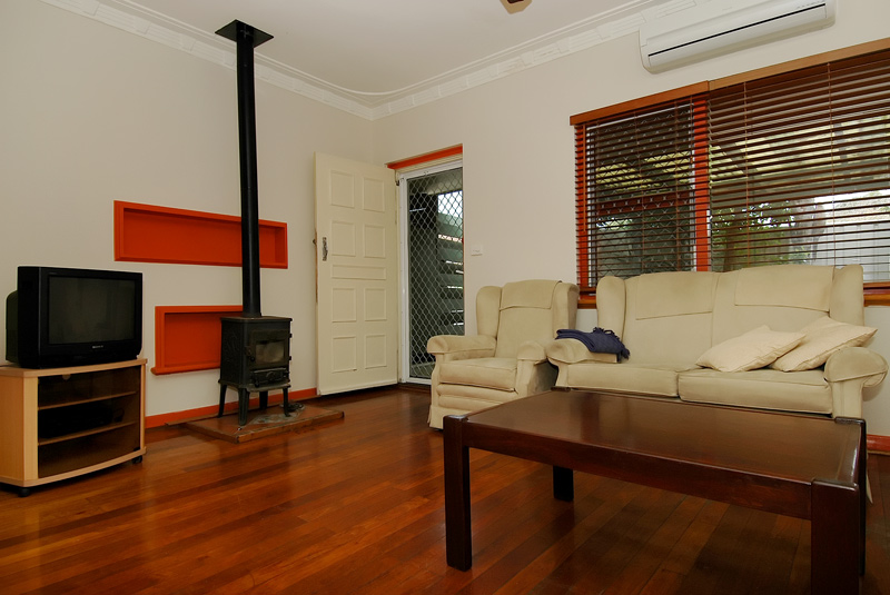 SUPER LOCATION!! Picture 2