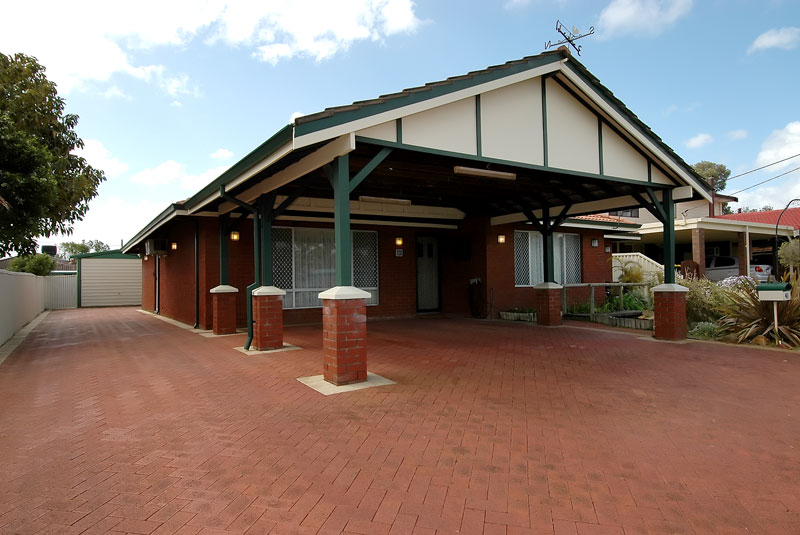 LAKESIDE LOCATION!! Picture 2