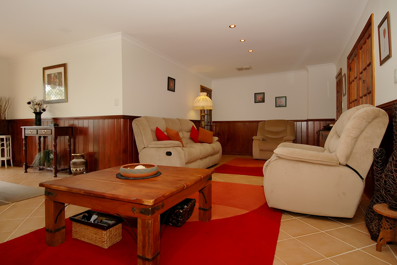 SELLERS ARE KEEN AND SO IS THE PRICE!! Picture 3