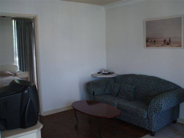 Get in Quick! Picture 3