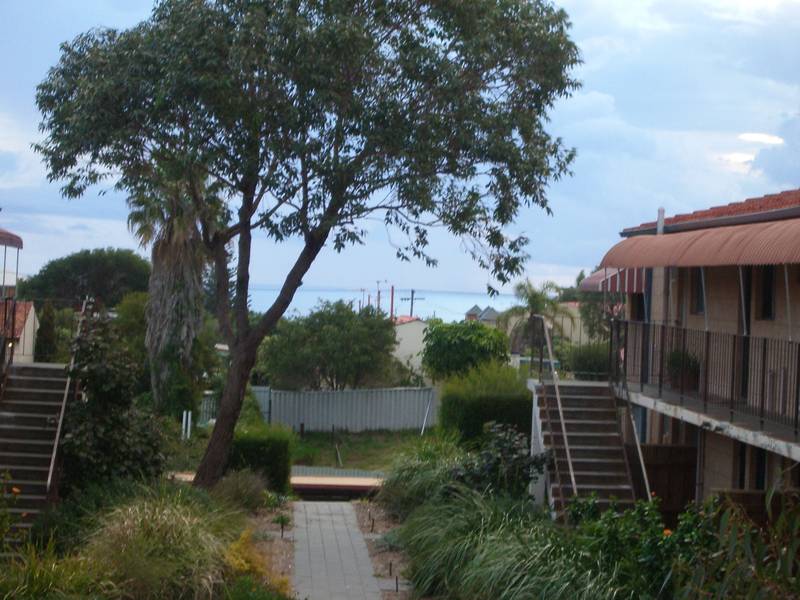 Viewing is a must - Freshly renovated villa with stainless steel appliances! Picture 1