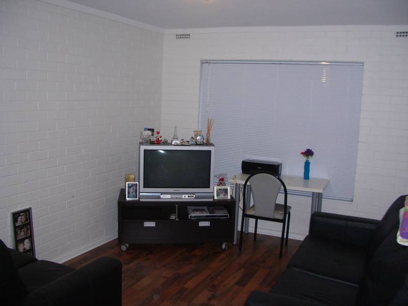 Viewing is a must - Freshly renovated villa with stainless steel appliances! Picture 3