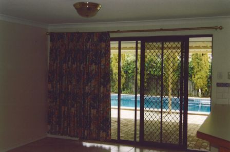 PRICE REDUCED! WELL BELOW MARKET VALUE 5 X 2 WITH POOL. Picture 3