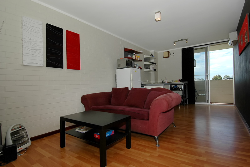 FULLY FURNISHED Picture 3