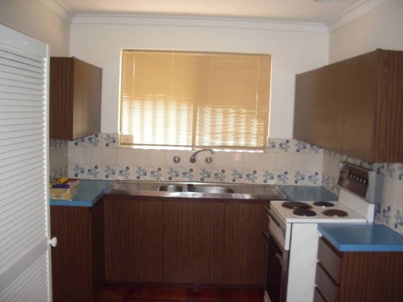 Available Now - Villa close to all amenities! Picture 2