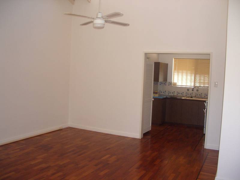 Available Now - Villa close to all amenities! Picture 3