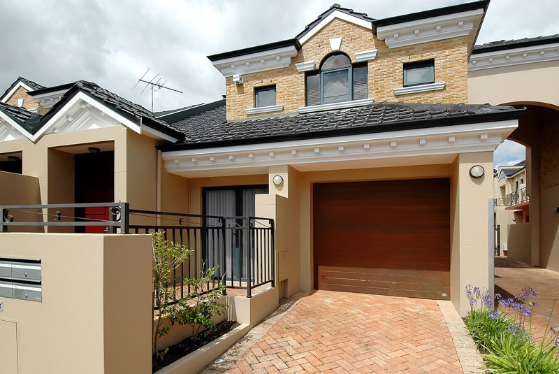 STYLE & ELEGANCE!! Picture 1