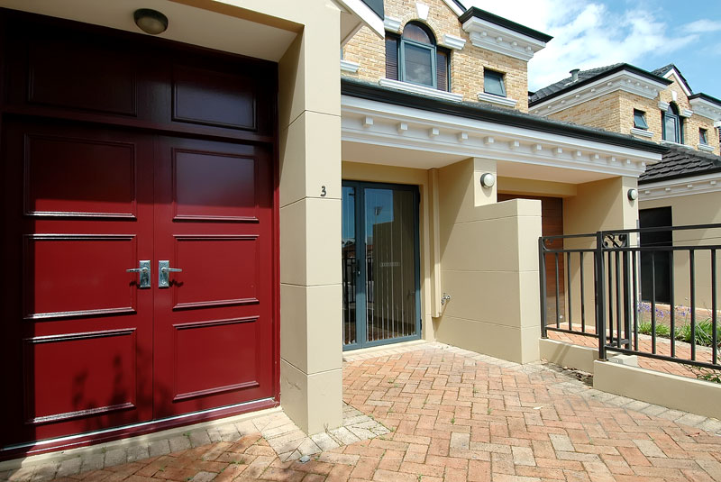 STYLE & ELEGANCE!! Picture 2