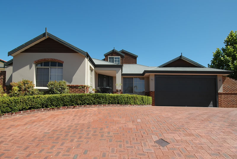SUPERB POOL AND ENTERTAINING AREA Picture 2