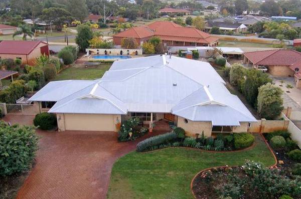 LAKESIDE LIVING!! Picture 1