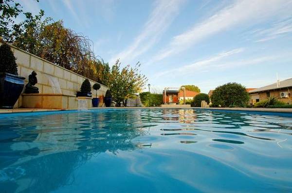 LAKESIDE LIVING!! Picture 3