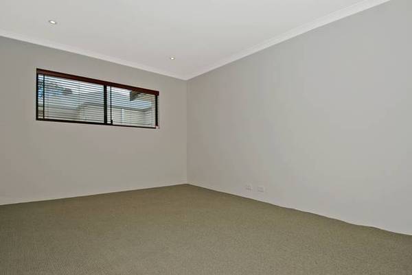 BRAND NEW EXECUTIVE FAMILY HOME!!! Picture 2