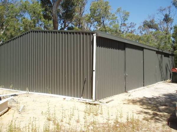 LAKESIDE LOVERS PARADISE Picture 3