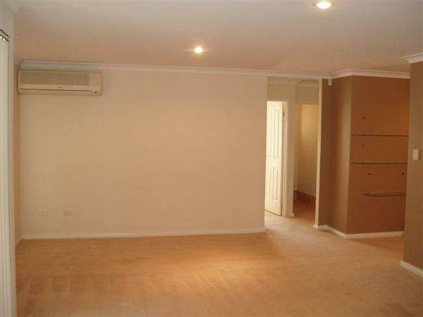 WELL LOCATED!! Picture 3