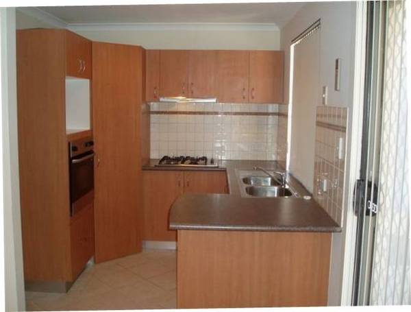 WELL LOCATED!! Picture 2