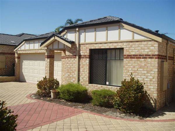 WELL LOCATED!! Picture 1