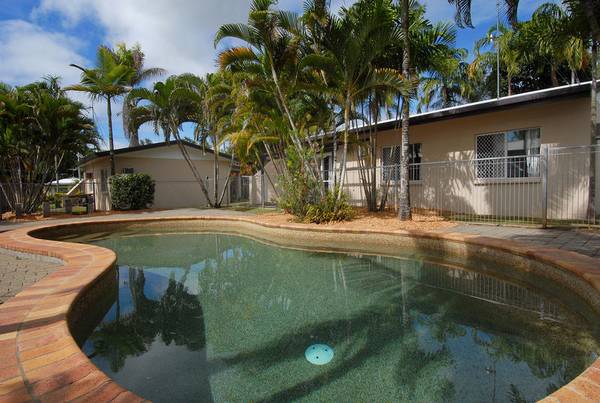 Unique 4 Villa Style Unit Complex - Strata Titled - Exceptional Returns Picture 3