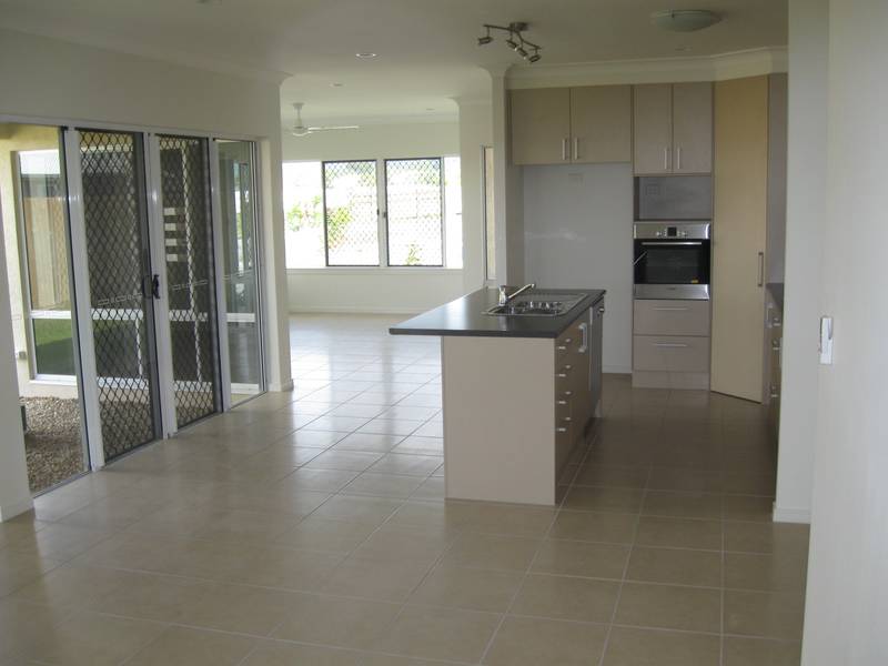 TRINITY PARK / Large Home in Smithfield Village with A/C and Spa Bath Picture 2