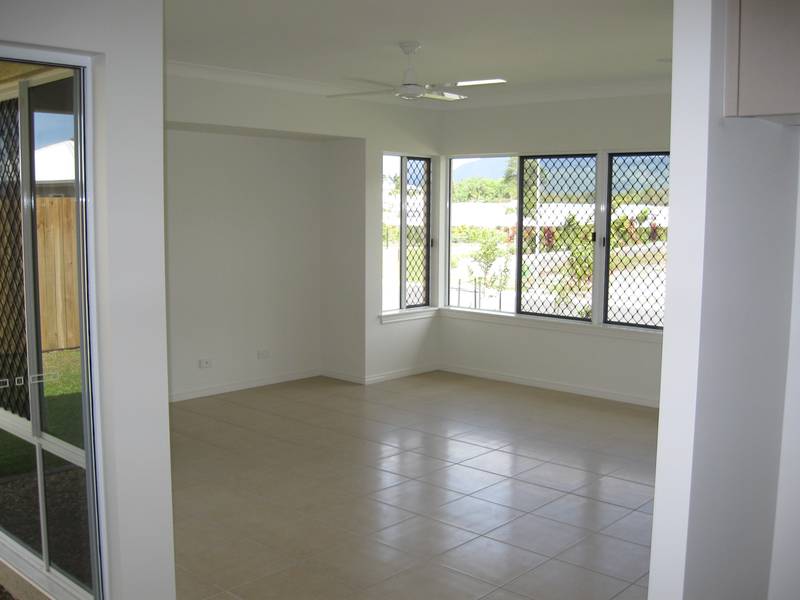 TRINITY PARK / Large Home in Smithfield Village with A/C and Spa Bath Picture 3