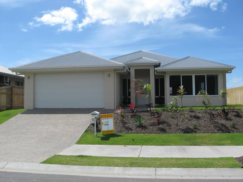 TRINITY PARK / Large Home in Smithfield Village with A/C and Spa Bath Picture 1