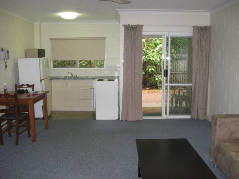 MANUNDA - Spacious one bedroom unit Picture 2