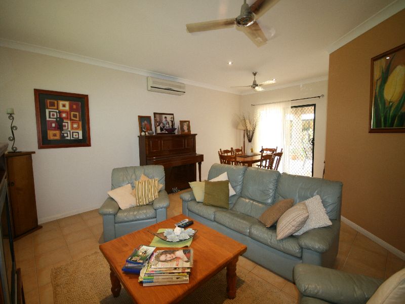 THIS COOL HOME IS A HOT BUY!!! Picture 3