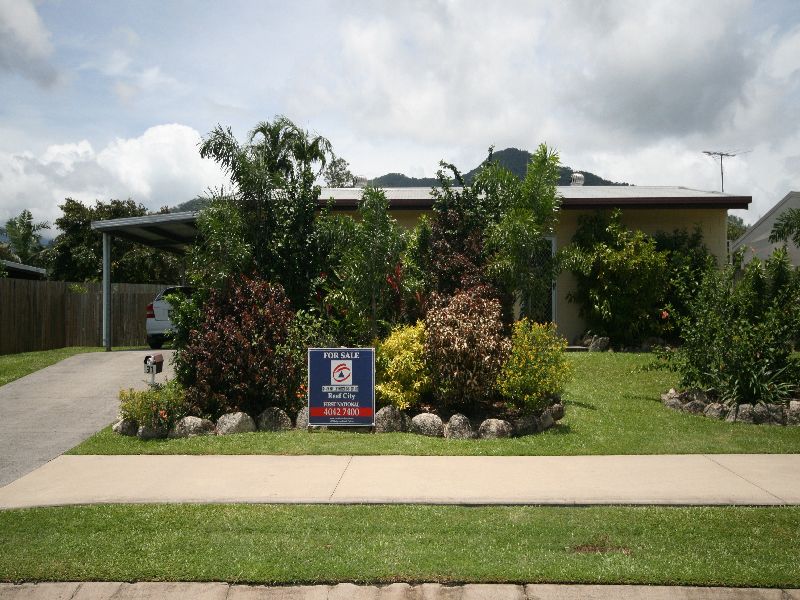 PERFECT FOR YOUR FIRST HOME and close
to the City! Picture 1