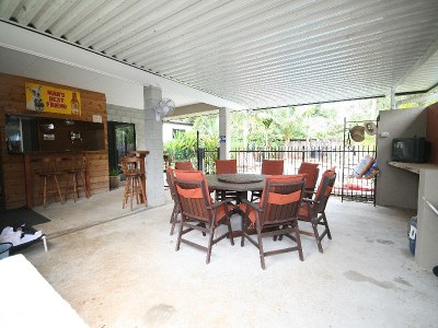 300 + SQM FAMILY HOME... GREAT VALUE...!! Picture