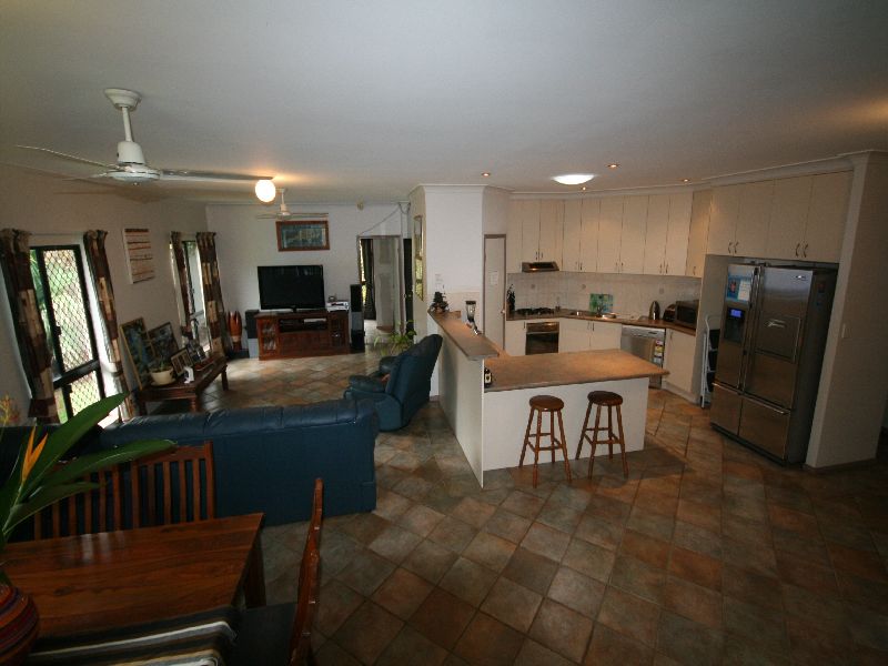 300 + SQM FAMILY HOME... GREAT VALUE...!! Picture 3