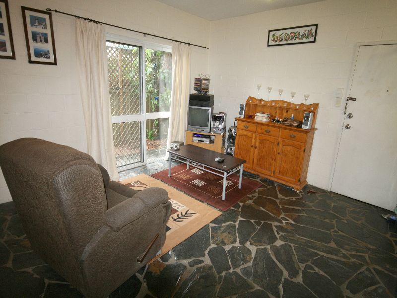 FULLY FURNISHED, GROUND FLOOR UNIT, 4 KMS FROM CAIRNS CBD Picture 3