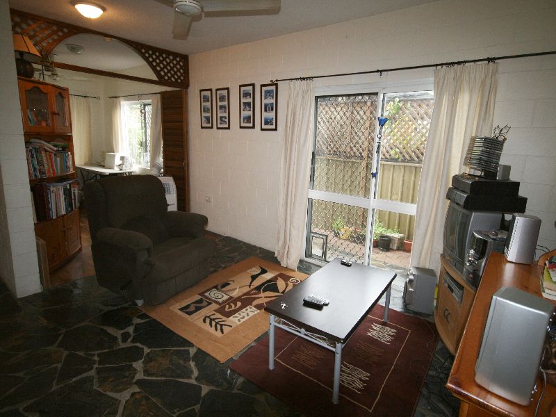 FULLY FURNISHED, GROUND FLOOR UNIT, 4 KMS FROM CAIRNS CBD Picture 1