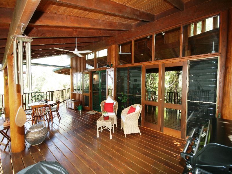IMMACULATE POLE HOME on over 8,000 SQM...VIEWS OF THE CORAL SEA !!!!! Picture 2