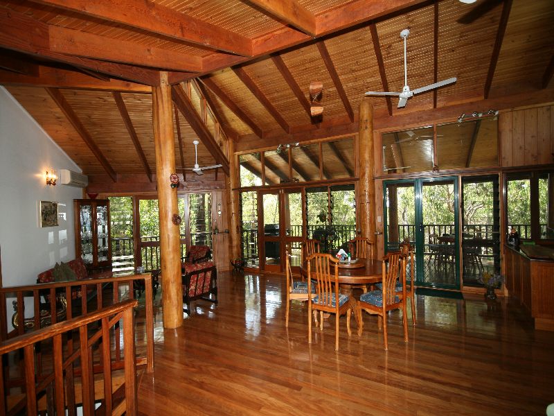 IMMACULATE POLE HOME on over 8,000 SQM...VIEWS OF THE CORAL SEA !!!!! Picture 1